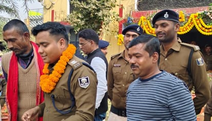 Bihar Police: Sand mafia reached the farewell ceremony of police officer in Bhagalpur, also shared the stage.