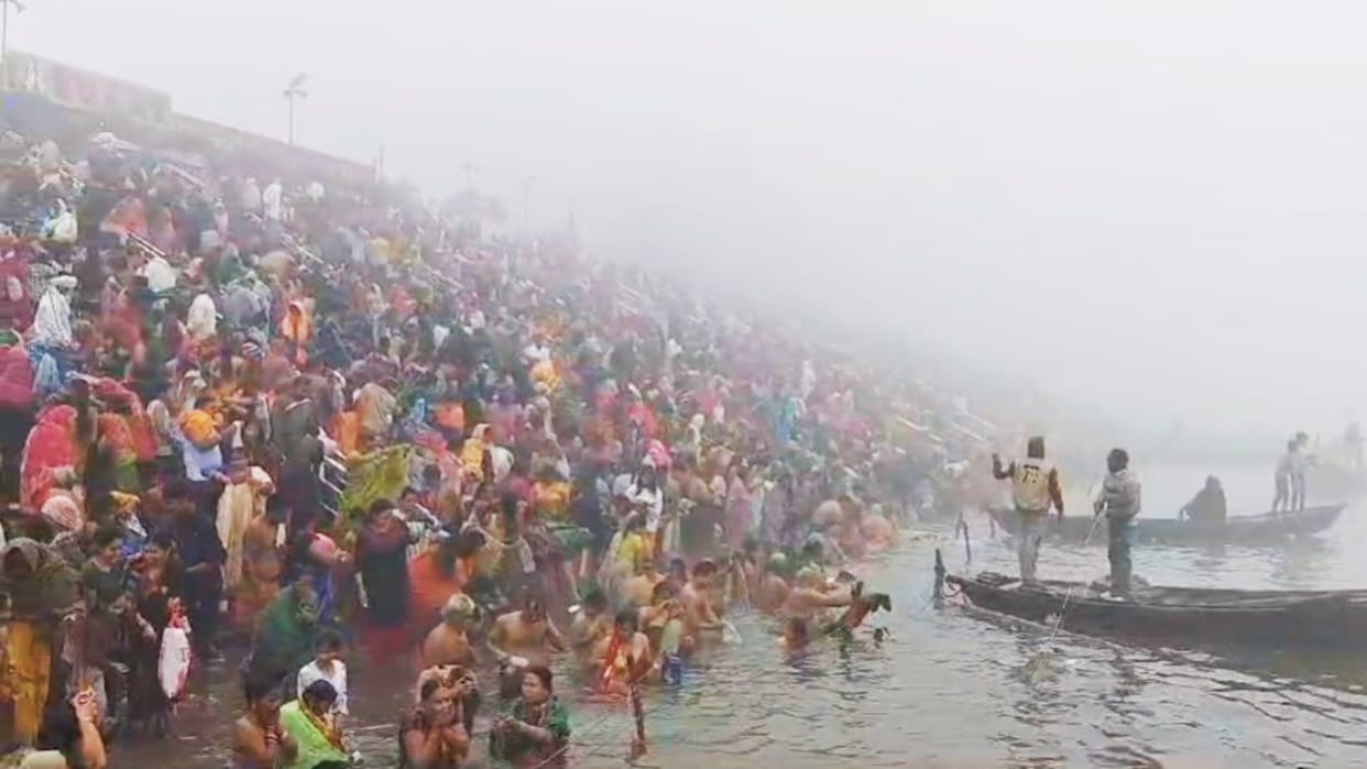Buxar News: On occasion of Makar Sankranti lakhs of devotees took holy dip at Ramrekha Ghat, picturesque scene