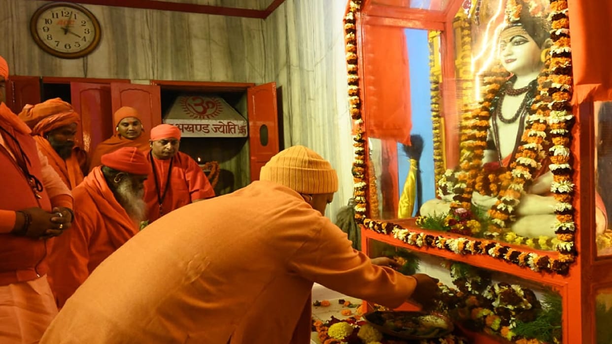 Makar Sankranti 2025 CM Yogi Offers Khichdi to Baba Gorakhnath Shares Greetings and Message gorakhpur news