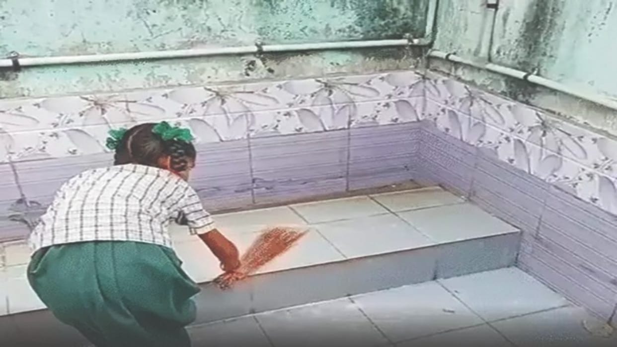 Dalit girl students made to clean toilets in a Tamil Nadu school, principal sacked News In Hindi