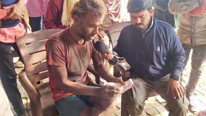 Bihar: लोगों को दवा के पर्चे बांटने वाले वायरल ‘पागल डॉक्टर’ का गोरखपुर में होगा इलाज, संस्था ने किया रेस्क्यू Darbhanga News Viral mad doctor Rohit Ram who distributed prescriptions to people will be treated in Gorakhpur