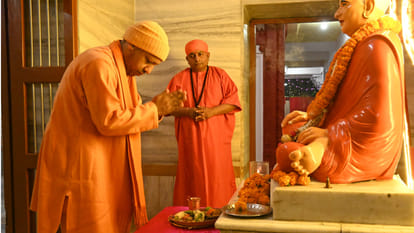 Makar Sankranti 2025 CM Yogi Offers Khichdi to Baba Gorakhnath Shares Greetings and Message gorakhpur news
