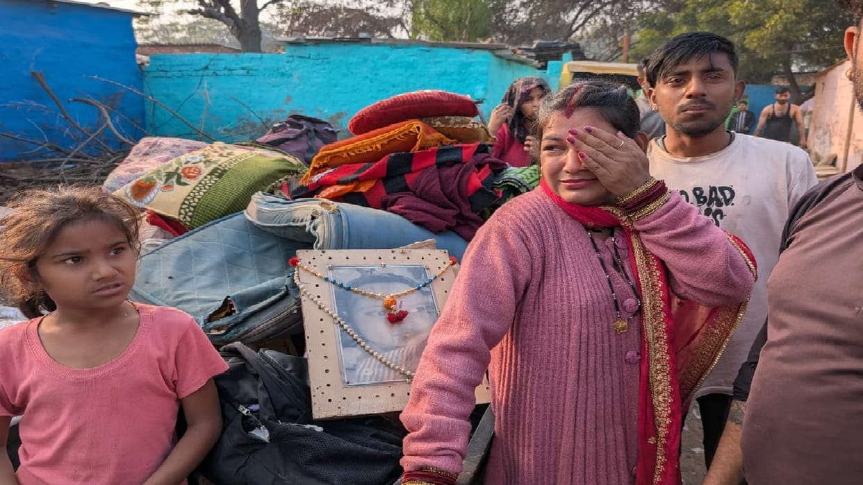 Police and army officers demolished 550 slums in Ghaziabad for second day