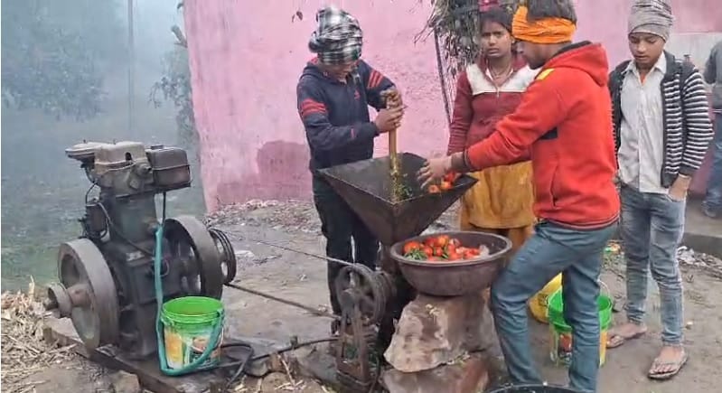 Ramnagariya Mela People coming to  fair are going crazy about roasted potatoes green chutney is doubling taste