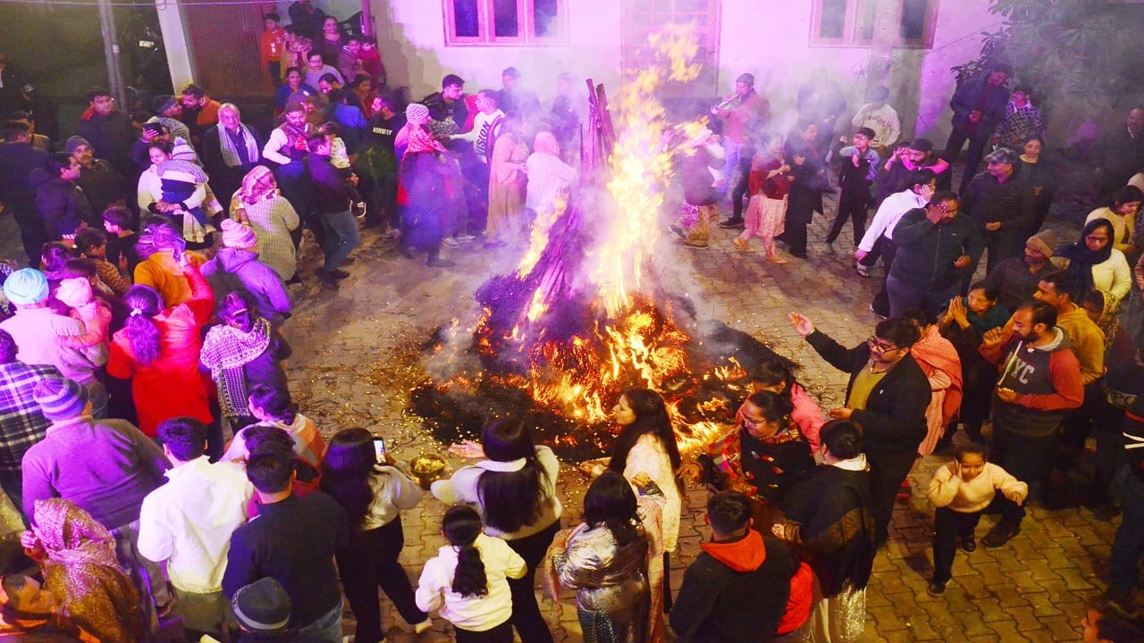 Lohri festival pictures people dancing to the Jugalbandi of Bhangra-Gidda in Bareilly