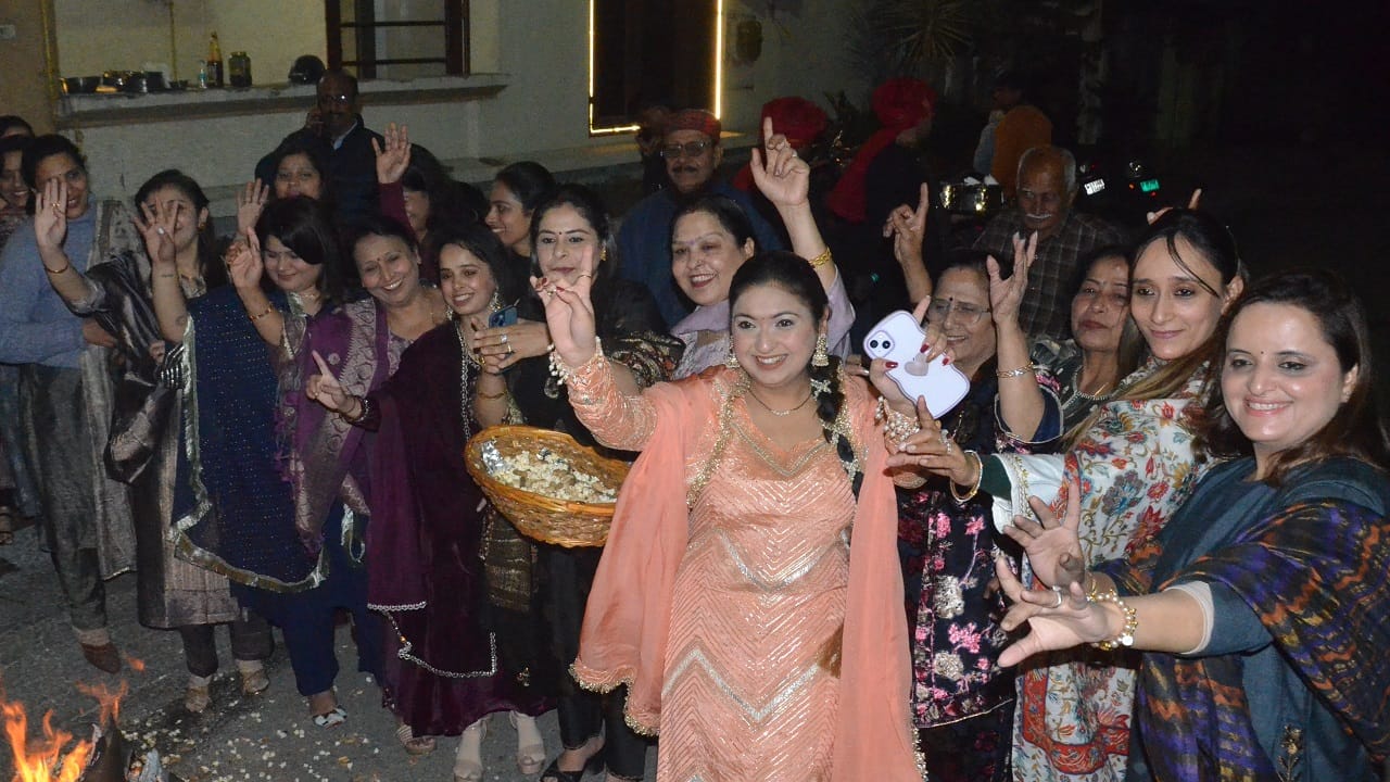 Lohri festival pictures people dancing to the Jugalbandi of Bhangra-Gidda in Bareilly