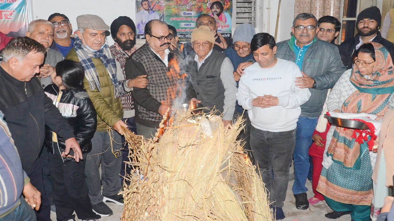 Lohri festival pictures people dancing to the Jugalbandi of Bhangra-Gidda in Bareilly
