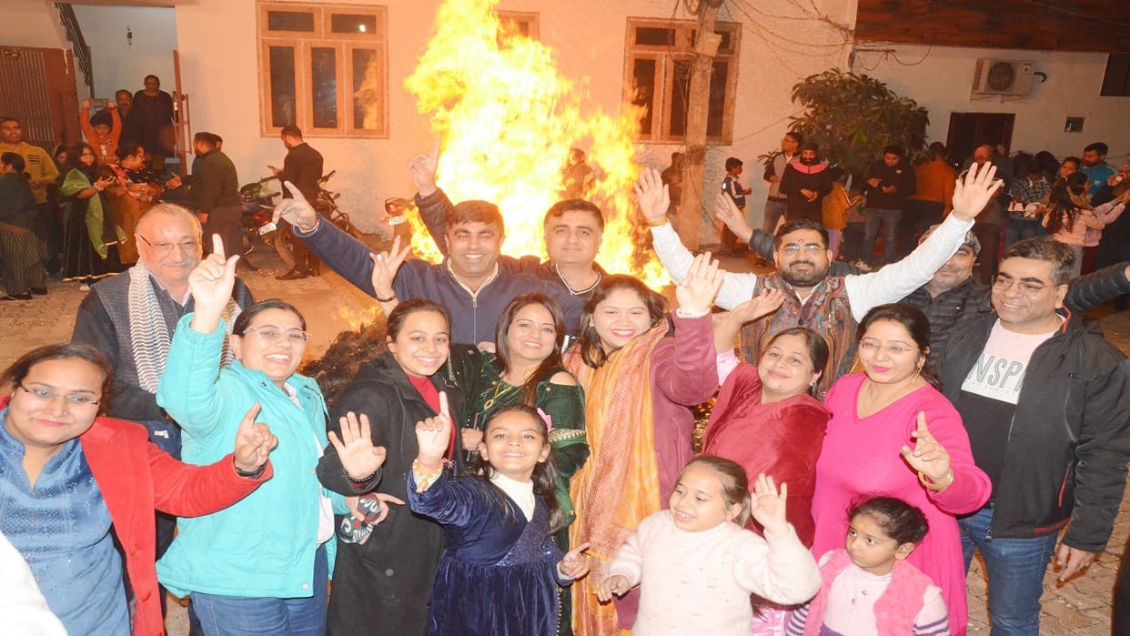 Lohri festival pictures people dancing to the Jugalbandi of Bhangra-Gidda in Bareilly