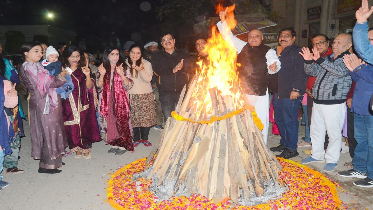Lohri festival pictures people dancing to the Jugalbandi of Bhangra-Gidda in Bareilly