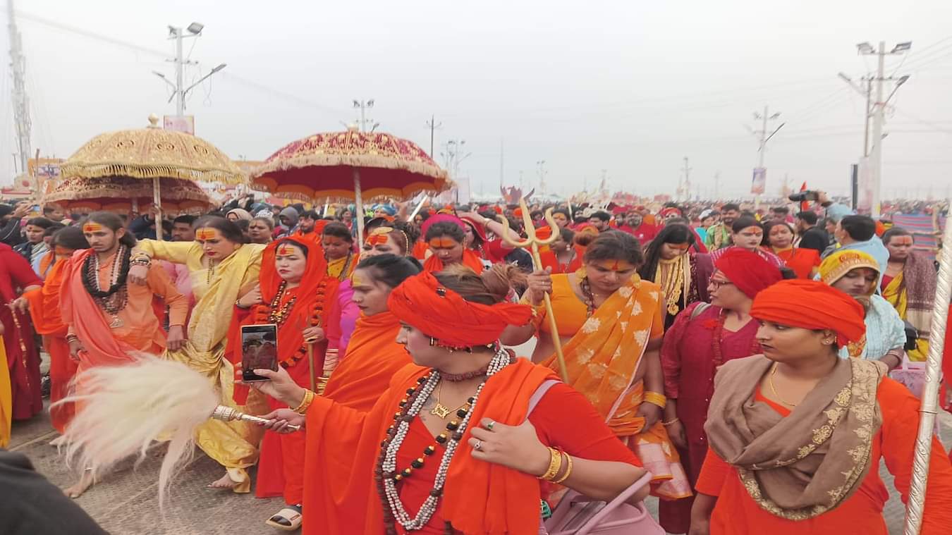 People were thrilled to see the nectar bath of Kinnar Akhara in Mahakumbh