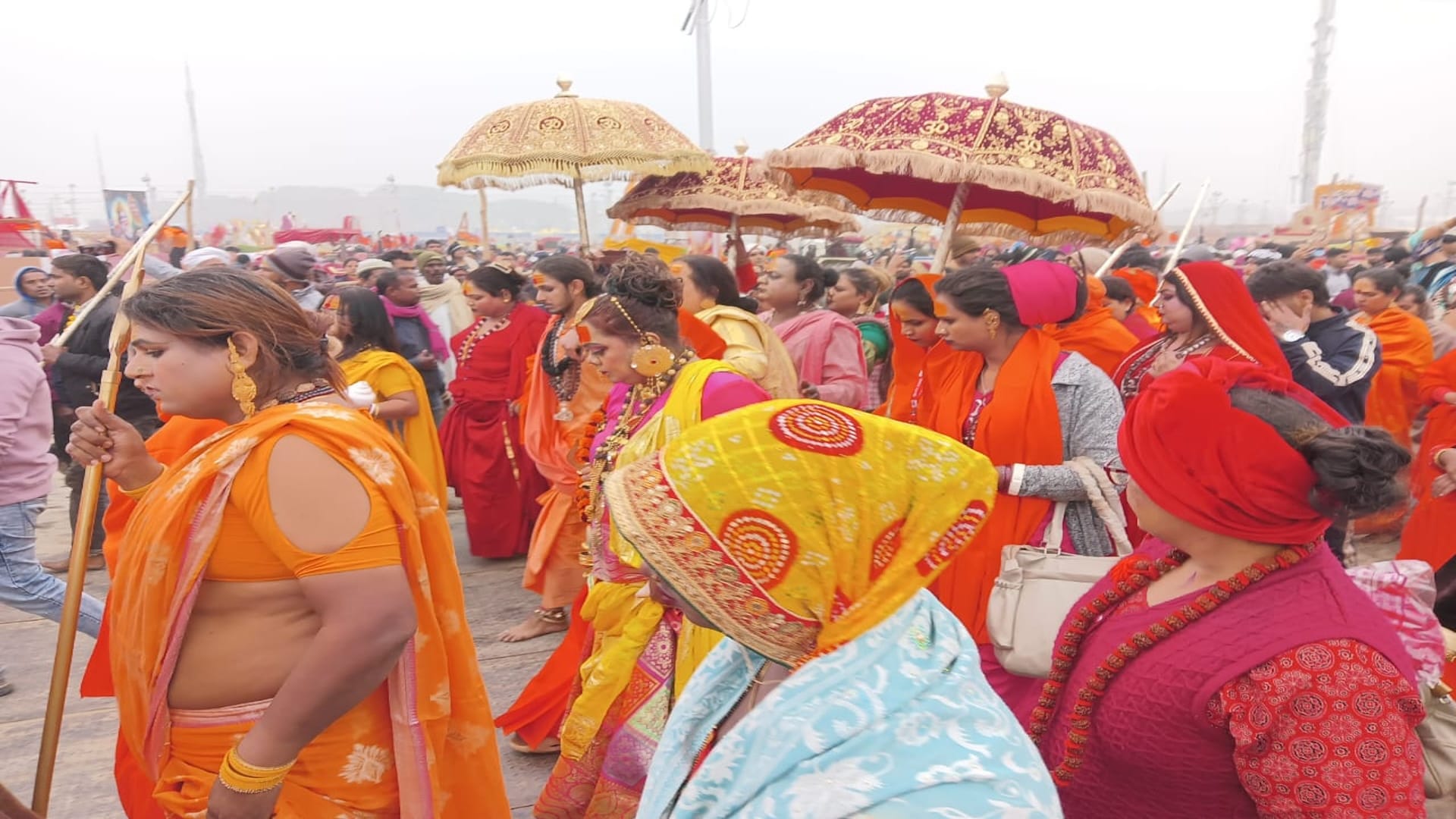 People were thrilled to see the nectar bath of Kinnar Akhara in Mahakumbh