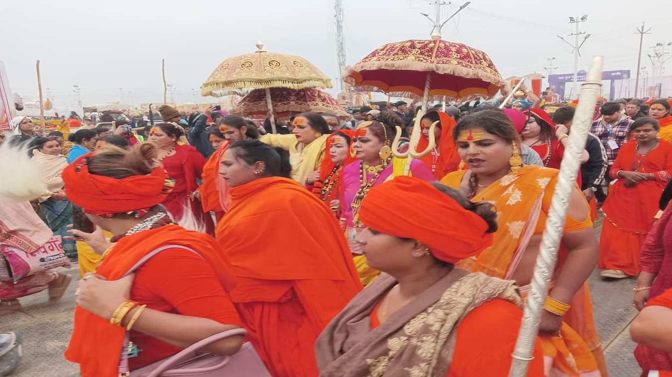 People were thrilled to see the nectar bath of Kinnar Akhara in Mahakumbh