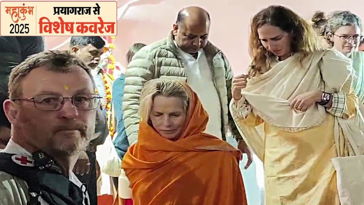 Mahakumbh 2025 Lauren Powell Reaches Sangam for Amrit Snan Seen in Saffron Attire on Kailashanand's Chariot