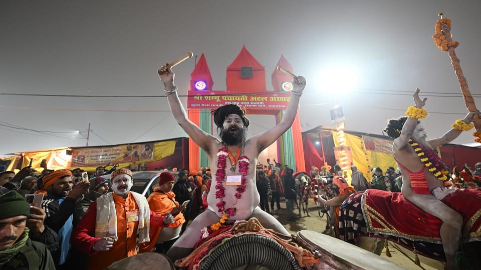 Mahakumbh 2025 First Amrit Snan Naga Sadhus of Mahanirvani Take the First Dip