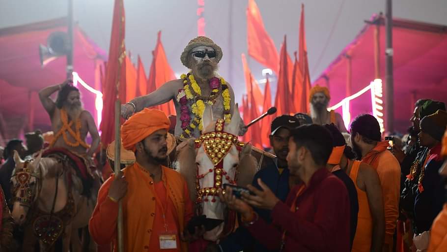 MahaKumbh 2025 Naga Sadhus Take First Amrit Snan with 21 Ornamental Adornments