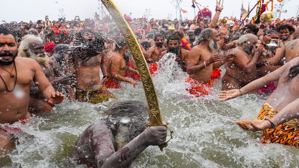 MahaKumbh 2025 Naga Sadhus Take First Amrit Snan with 21 Ornamental Adornments