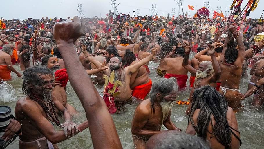 MahaKumbh 2025 Naga Sadhus Take First Amrit Snan with 21 Ornamental Adornments