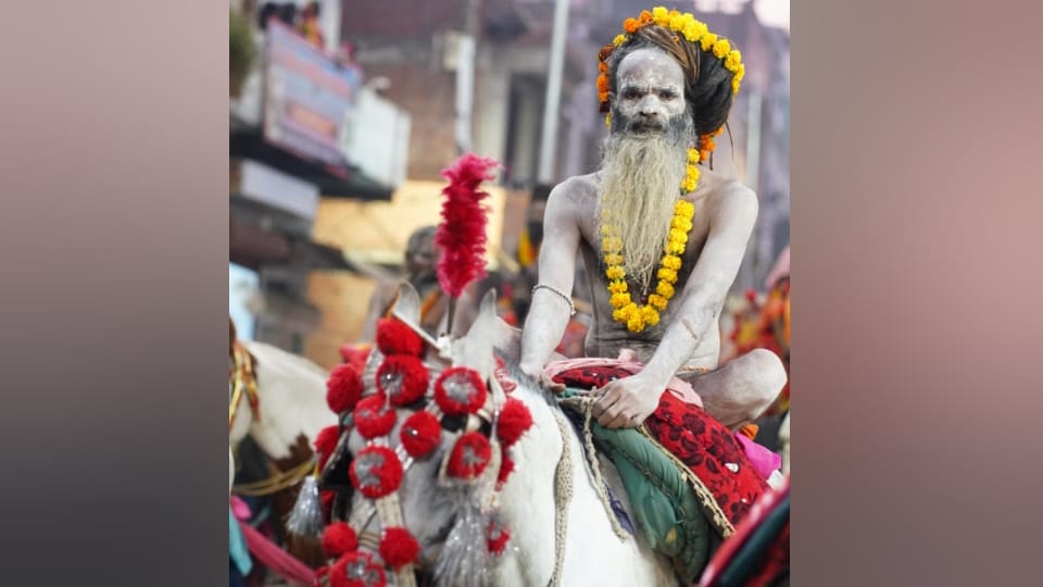 MahaKumbh 2025 Naga Sadhus Take First Amrit Snan with 21 Ornamental Adornments