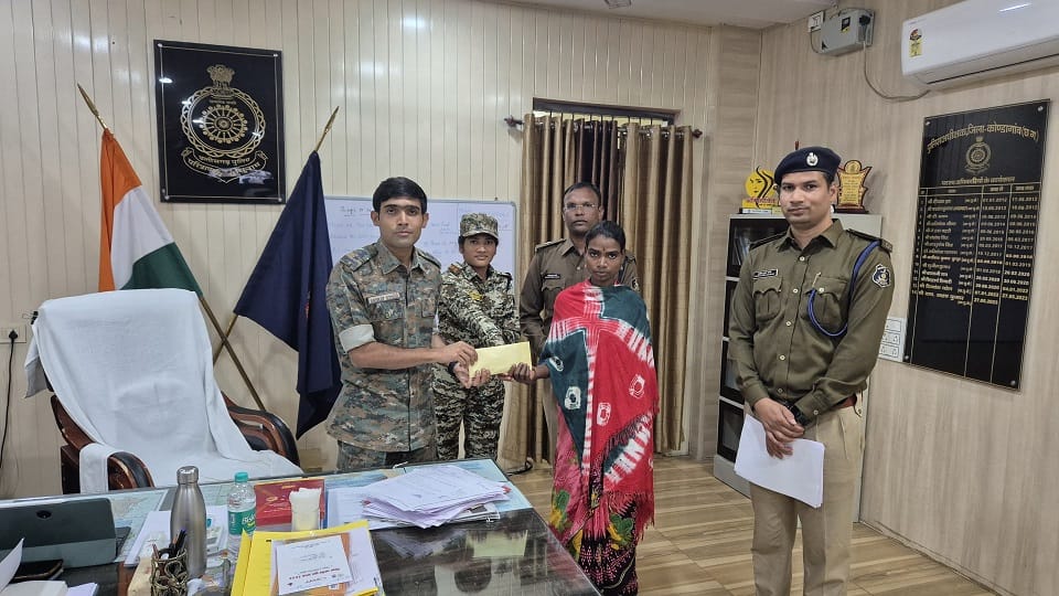 female Naxalite with a bounty of Rs 1 lakh surrendered Lalita has been involved in many incidents in Kondagao