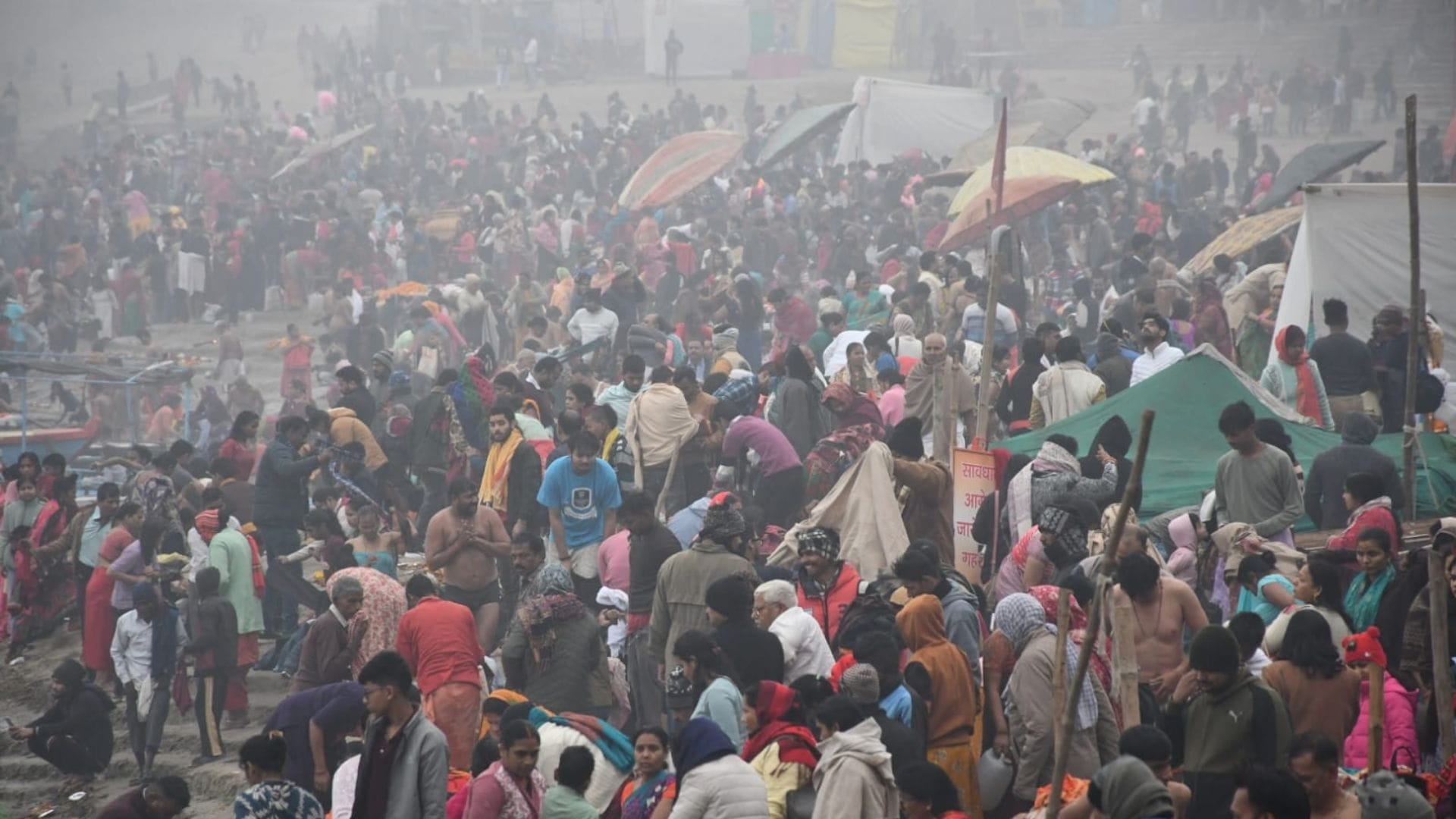 Makar Sankranti 2025 Five lakh devotees took dip in ganga Baba vishwanath offered Khichdi Chuda