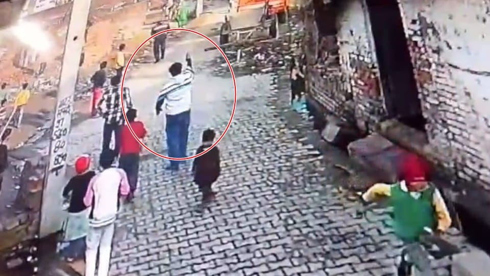 Moradabad: Panic due to firing in broad daylight in Katghar, attackers caught in CCTV