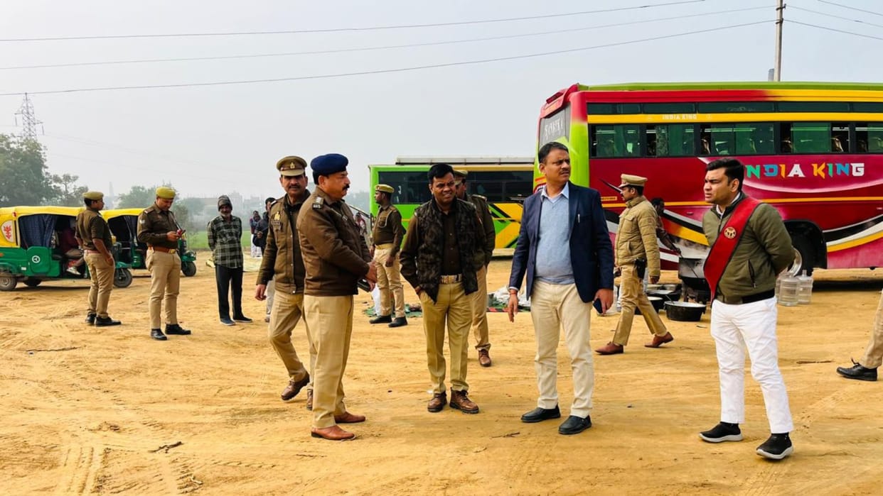 DM and Additional Police Commissioner inspected temporary bus stand in varanasi