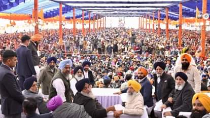 अकाली दल की काॅन्फ्रेंस में पहुंचे सुखबीर बादल