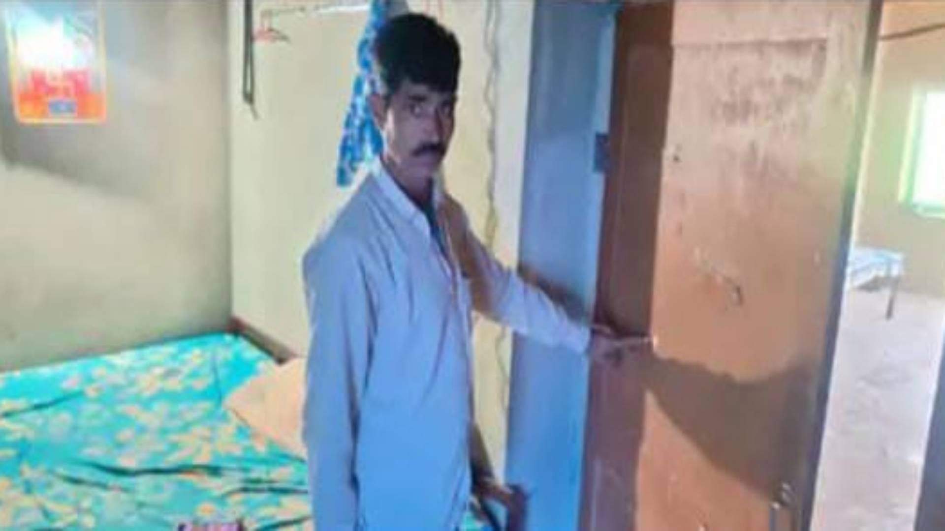 गोलियों के निशान दिखाते हुए