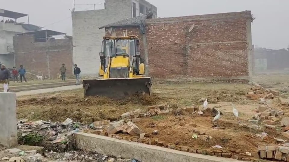 Bulldozer action in Sambhal: Illegal occupation of people of other community found on Satimath in Mian Sarai