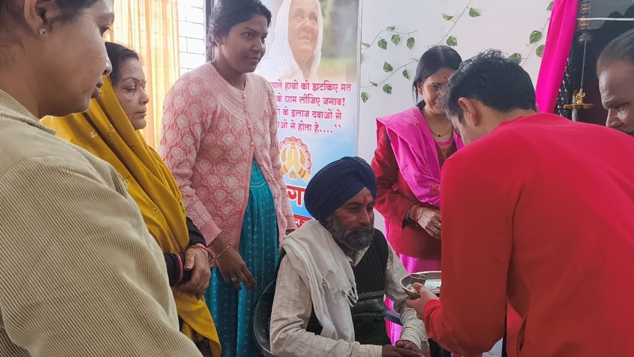 टीकमगढ़ में पांडू राम को लेने पहुंचे परिजन