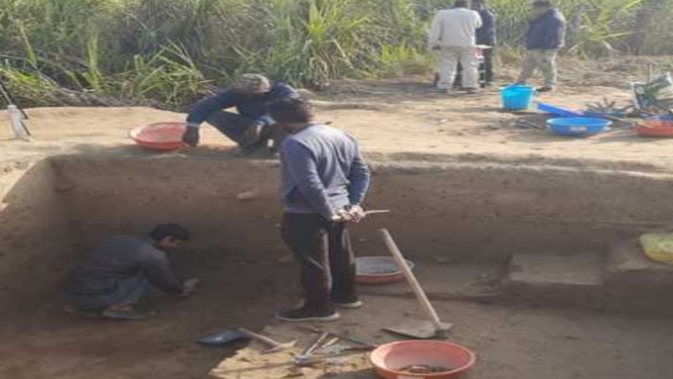 Pottery found during excavation in Tilwada Baghpat, preparation for excavation at Kurdi m