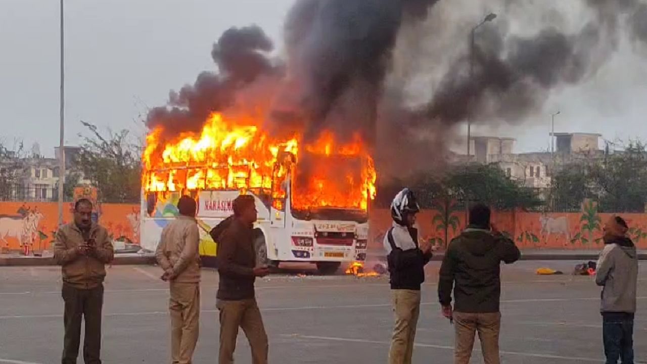 Fire breaks out in Vrindavan in bus returning from Mahakumbh carrying devotees of Telangana