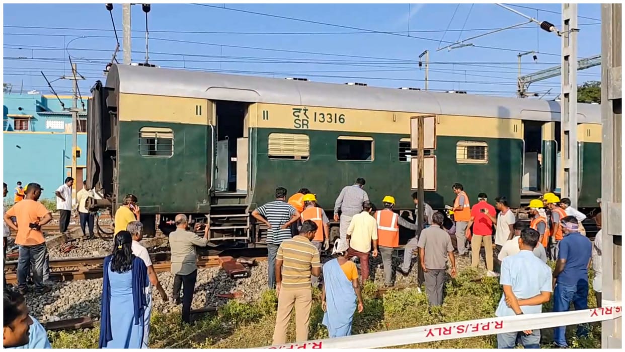 Tamil Nadu | Five coaches of a passenger train from Villupuram to Puducherry derailed near Villupuram railway