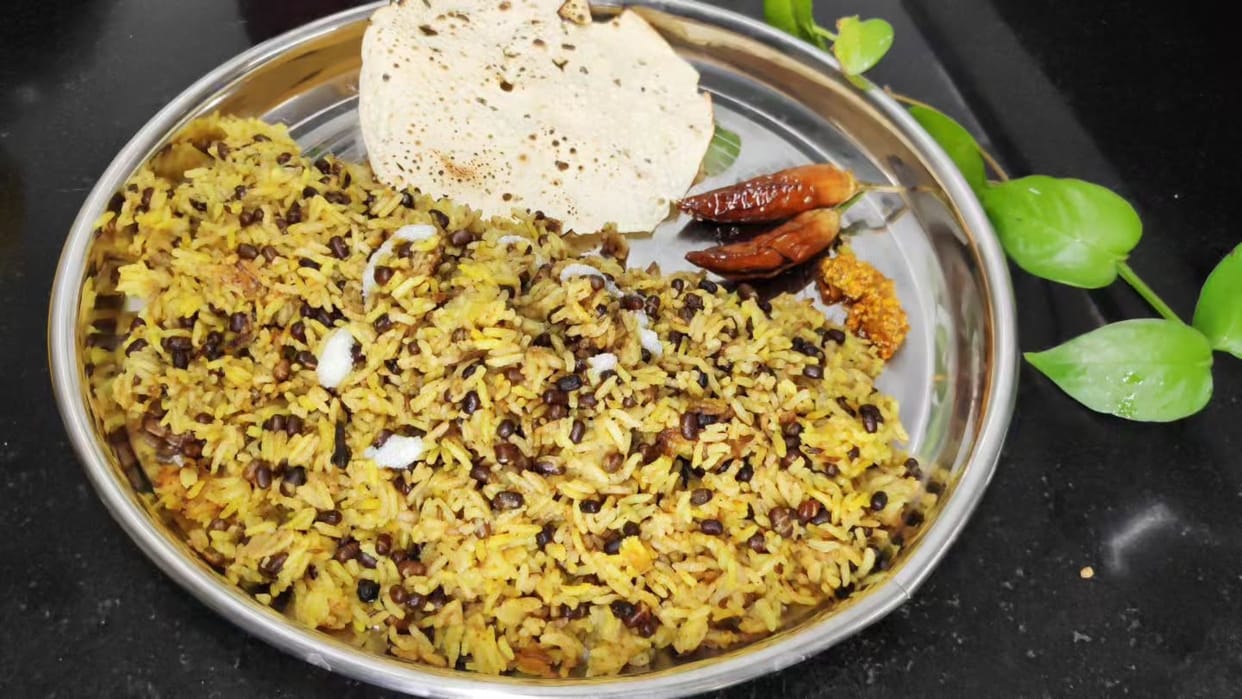 Makar Sankranti 2025 Lunch Dish Know How to Make Urad Dal Khichdi Kaise Banaye Recipe in Hindi