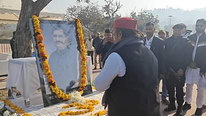 Haridwar: Akhilesh Yadav immersed his Chacha ashes in Ganga and took a bath