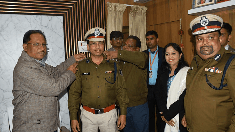 Chhattisgarh: क्राइम किलर IPS शशिमोहन सिंह का SSP प्रमोशन, स्टार-रिबन लगाया, सीएम साय ने दी बधाई