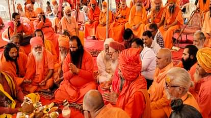 Mahasangram in Mahakumbh: Sanyasi Akhara engaged in the war of supremacy
