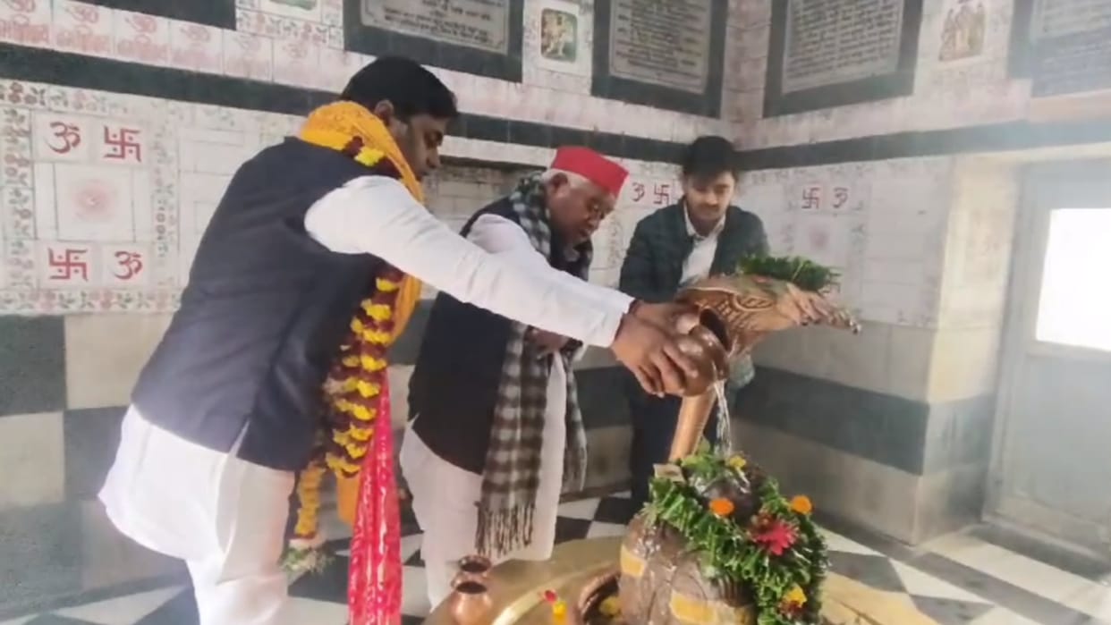 SP candidate offer prayer to Shiv Temple before nomination.