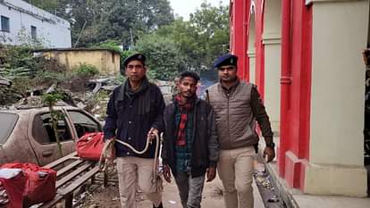 Bihar: नीतीश सरकार के मंत्री को धमकी देने वाला यूपी से गिरफ्तार, लॉरेंस बिश्नोई के वीडियो को देखकर रची साजिश Bihar: One who threatened Minister Santosh Singh arrested, conspired after watching Lawrence Bishnoi's video