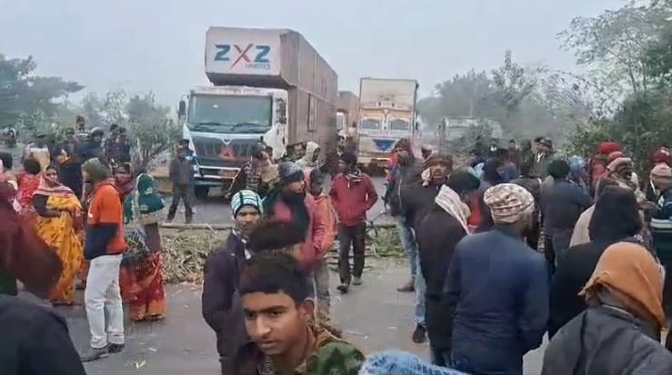 घटना के बाद लगी भीड़।