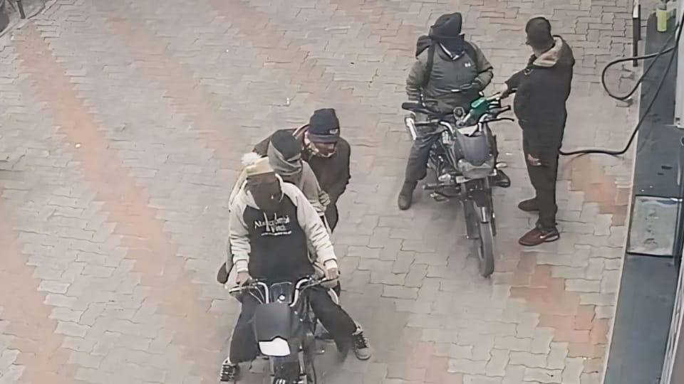 Loot at petrol pump in Jalandhar see video