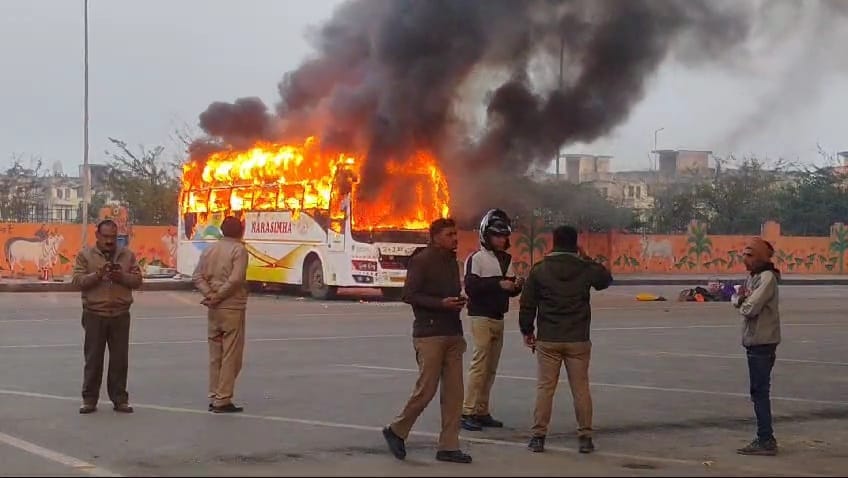 police dekhatee rahee aur bas mein aag lagatee rahee