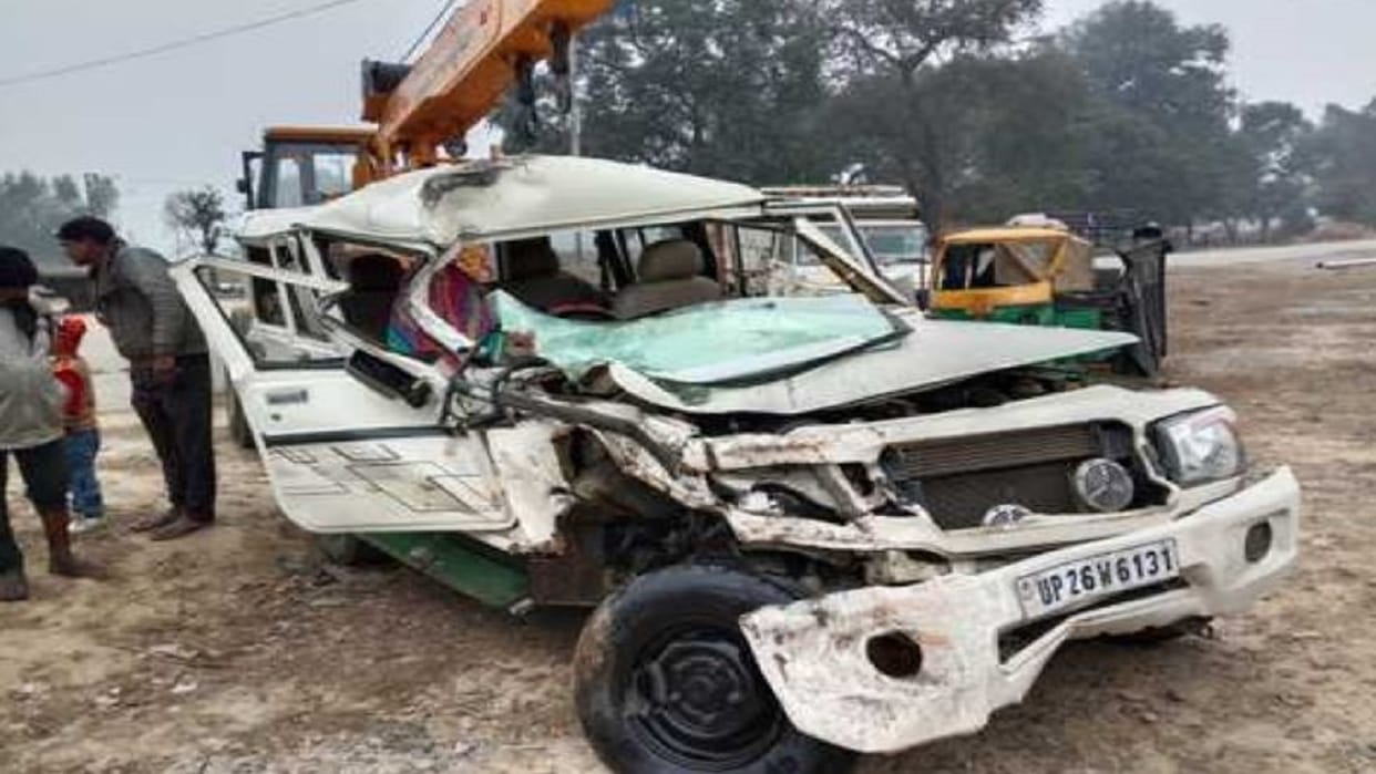 SUV car collided with roadways bus after tyre burst five year old child died seven injured in shahjahanpur