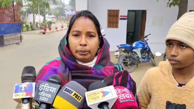 Woman in chandauli SP office with hair said in-laws beat me and my daughter know matter