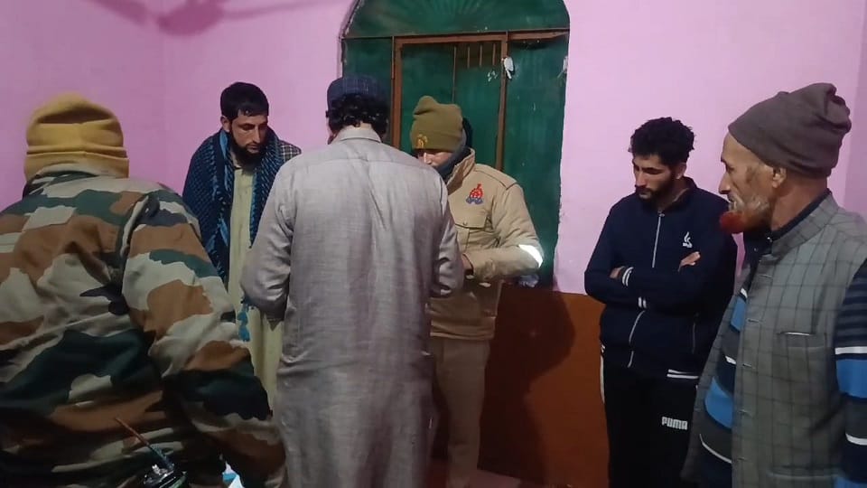 गेस्ट हाउस में पूछताछ करते पुलिस कर्मी