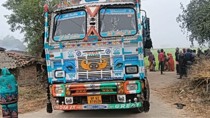 child died after crushed by truck in Sonbhadra