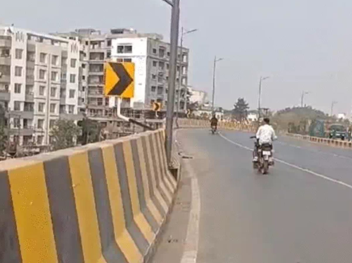 Indore: Student dies after his throat was slit by a door in Indore, he was going on a bike with a relative