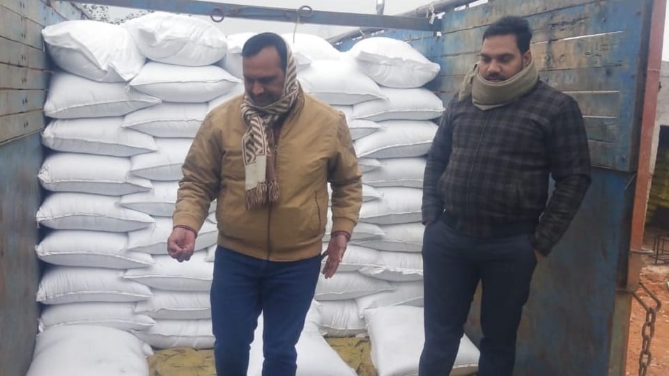 Illegal fertilizer factory caught in Sasni Sandalpur