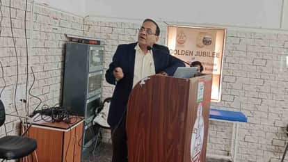 जानकारी देते संचारी रोग नोडल अधिकारी डॉ. बीपी प्रियदर्शी