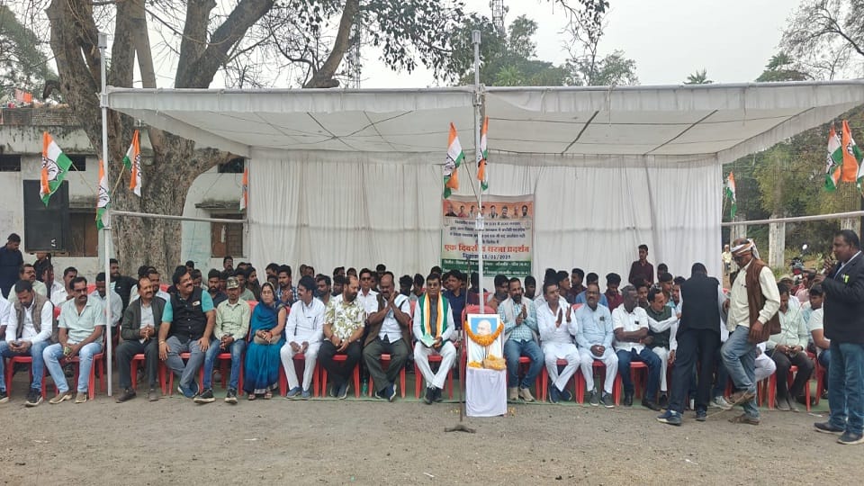 कांग्रेसियों का भाजपा के खिलाफ धरना